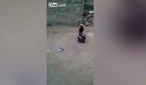 Un enfant tire sur une boîte de conserve sur la tête d'un petit garçon !!