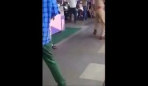 Deux policiers se battent en pleine rue