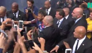 Les images impressionnantes du bain de foule de Neymar, au milieu des supporters du PSG