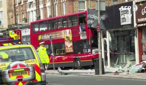 Un bus à impériale s'encastre dans un magasin à Londres