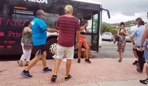 Un chauffeur de bus lutte contre un couple de jeunes touristes à Ibiza !