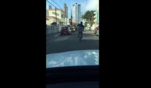 Ce cycliste est tellement bourré qu'il va s'éclater contre une voiture