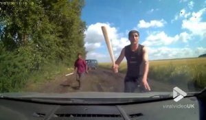 2 braqueurs piègent une voiture avec des battes de baseball en Russie !