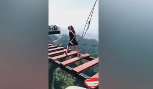 Chine : Des femmes sans peur s'attaquent au pont suspendu à des centaines de mètres au-dessus d'une vallée !