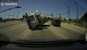 Maurice prend le virage trop vite... avec sa bétonnière !!