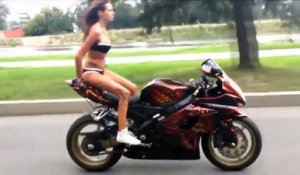 Une motarde en bikini nous montre ses talents sur son 'terrible engin'