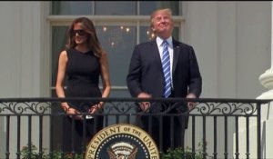 Quand Donald Trump regarde l’éclipse solaire sans lunettes de soleil !
