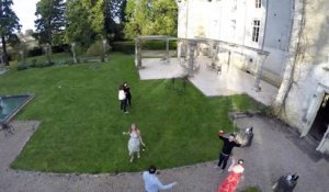 Une femme veut s’amuser avec un drone et finit par tomber dans une fontaine !
