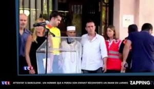 Barcelone : En larmes, un imam est réconforté par le père d'une victime de 3 ans (vidéo)