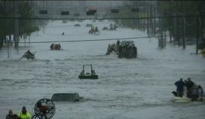 Une route transformée en fleuve avec des bateaux par dizaine à Houston ! Ouragan Harvey