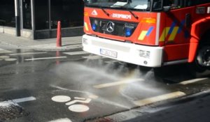Les pompiers nettoient la rue de Tourcoing