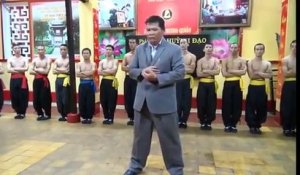 Ce maitre kung-fu en costume leur donne des leçons impressionnantes !