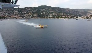 4 Canadairs se rechargent en eau entre des dizaines de bateaux dans la baie de Villefranche dans le sud de la France !