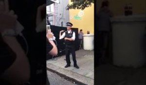 un policier danse super bien au carnaval de Notting Hill