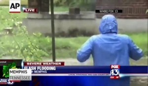 Ce journaliste sauve en direct une automobiliste coincée dans les inondations de l'ouragan Harvey !