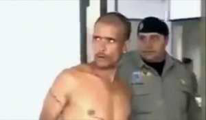 Un journaliste terrorisé par le regard de ce prisonnier !