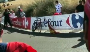 Un spectateur pousse volontairement un cycliste lors du tour d'Espagne