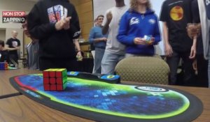 Il établit un nouveau record du monde de Rubik’s Cube en 4,69 secondes (Vidéo)