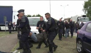 Des CRS évacuent des manifestants GM&S devant le site PSA de Poissy