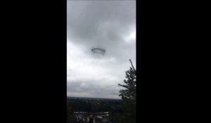 Un cercle de fumée mystérieux apparaît dans le ciel.