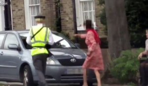 Un policier met une amende à une voiture qui transportait une femme en chaise roulante !