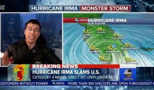 Ouragan: En plein tempête, le correspondant de ABC News fait son direct sur un balcon, attaché avec une corde