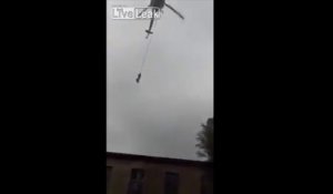 Cet hélicoptère lâche un soldat au-dessus du mauvais immeuble..