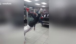 Ton vendeur de voiture craque son costard sur un breakdance !!