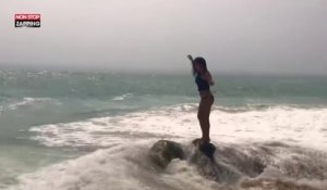 Une jeune fille se prend une énorme vague, la vidéo hilarante