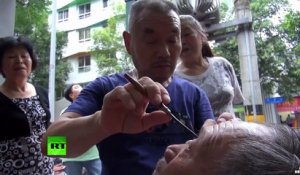 Ce barbier chinois nettoie les yeux de ses clients au rasoir