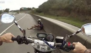 Ejecté de sa moto à 180km/h sur l'autoroute.. il n'a rien !!!