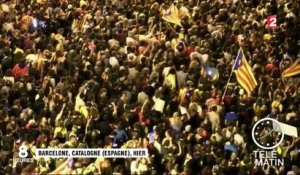 Référendum en Catalogne : 14 arrestations font descendre 10 000 Barcelonais dans la rue