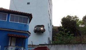 Une voiture bloquée dans le mur !