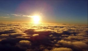 Il va chercher le soleil au dessus des nuage avec son drone... Vidéo à couper le souffle