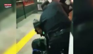 Un policier pointe son arme sur un homme en fauteuil roulant (vidéo)