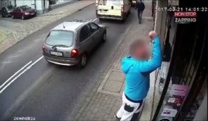 Un homme détruit une vitrine avant de se faire faucher par une voiture (vidéo)