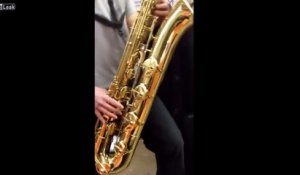 Deux saxophonistes se lancent dans une battle endiablée dans le métro new-yorkais