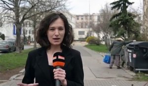 Un SDF fouille des poubelles derrière cette journaliste polonaise ! LOL