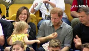 Le Prince Harry se fait voler son Pop-Corn par une fillette de 3 ans à un match !