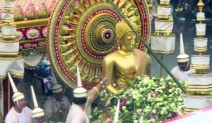 En Thaïlande, un festival de lancer de lotus