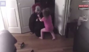 Effrayée par sa mère déguisée en clown, cette petite n’hésite pas à se défendre (Vidéo)