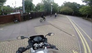Un motard qui récupère le smartphone d'une femme volé par un jeune !