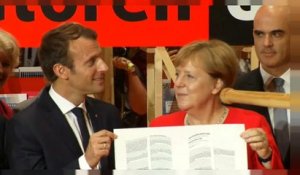 Marcron et Merkel parlent Europe à la foire de Francfort