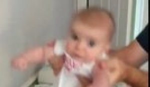 Le Papa Se Met A Filmer Son Bebe Qui Danse Avec Sa Maman Mais Regardez Ses Pieds De Plus Pres Sur Orange Videos