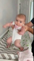 Le Regard Terrifie De Ce Bebe Qui Danse Merci Papa Sur Orange Videos