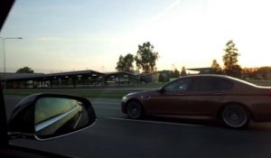Une BMW et une Tesla qui faisaient la course ont une grosse surprise sur une autoroute russe