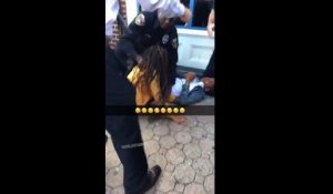 Un policier violent avec deux adolescentes finit par se battre avec le directeur de l'école