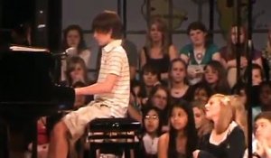 Il joue du piano à 13 ans et charme TOUTES les filles du Lycée d'un coup !!