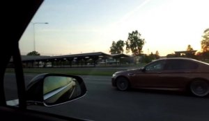 Une Tesla et une BMW M5 se font doubler sur une autoroute
