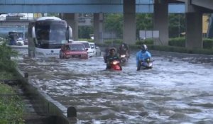 Les rues de Bangkok totalement inondées
